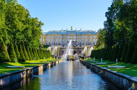 Fountain in the garden in peterhof Foto stock