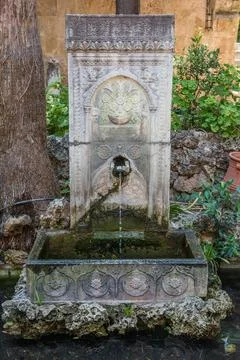 Fountain. Greek elements of architectural decorations 스톡 사진