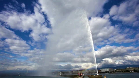 Fountain Jet d Eau rises over the waterfront of Lake Geneva Video stock 50950088