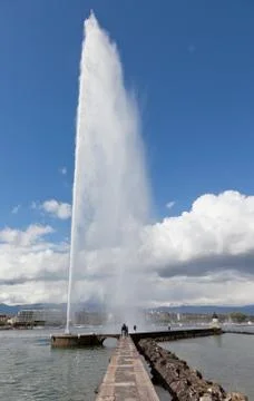 A fountain jet d eau rises over the waterfront of lake geneva, geneva, switze Фото