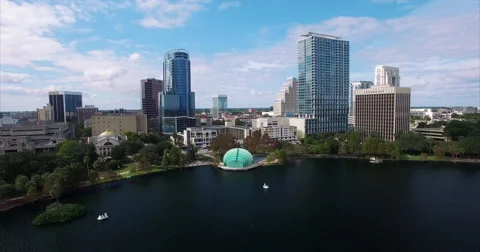 Fountain on Lake Eola below the Orlando skyline Vidéo 59527048