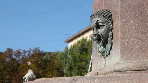 Fountain as a man's head pouring water from a mouth 動画素材 80841572
