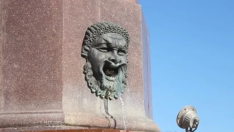 Fountain as a man's head pouring water from a mouth 動画素材 80894560