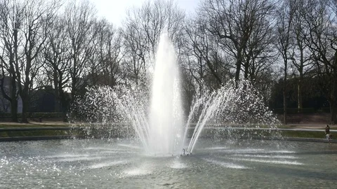 Fountain in the park Vídeos de archivo 72687221