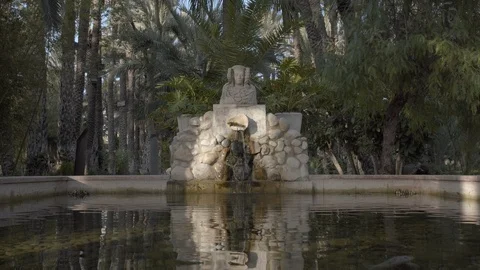 Fountain in the park. Stockbeeldmateriaal 98356472