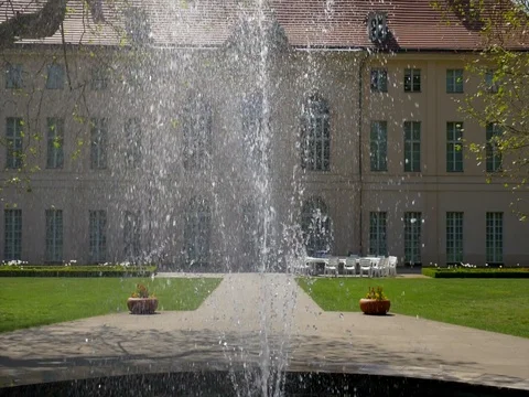 Fountain in park. look through flying water drops at city street Slow-motion. Stock-Footage 75819984