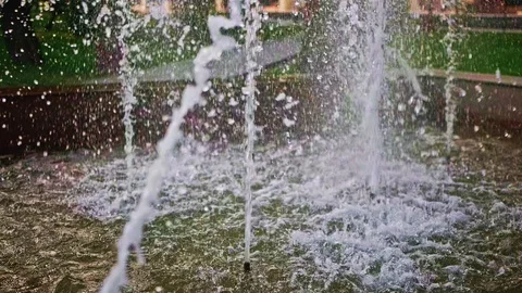 Fountain in park with trees on background in slow motion, from bottom up to sky Vidéo 98717869