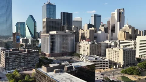 Fountain Place and the flying red horse above downtown Dallas, Texas aerial Vidéo 342498889