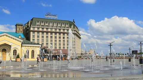 Fountain on Poshtova Square in Kiev Video stock 75910174