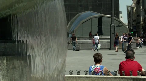 Fountain in Puerta Del Sol, Madrid 스톡 동영상 34799638