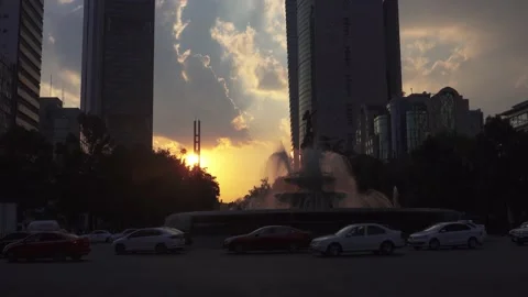 Fountain, Roundabout at Sunset Stockbeeldmateriaal 165319649