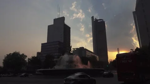 Fountain, Roundabout at Sunset Stockbeeldmateriaal 165319749