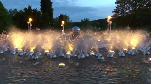 Fountain with silver balls in the water. Shining jets of water at dusk. Vídeo Stock 277214088