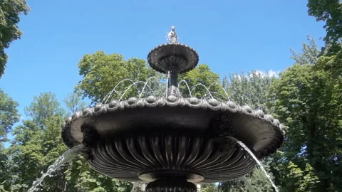 Fountain in slow motion in a summer park. Vídeo Stock 136580964