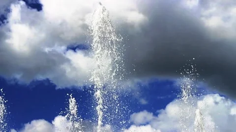 Fountain Splashes Against The Sky Stockbeeldmateriaal 67401910