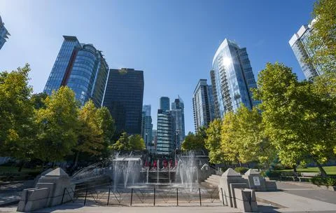 Fountain in Spray Park and SKyline with skyscrapers Harbour Green Park Fotos Stock