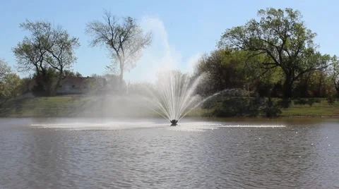 Fountain spraying in a pond. Vidéo 48576626
