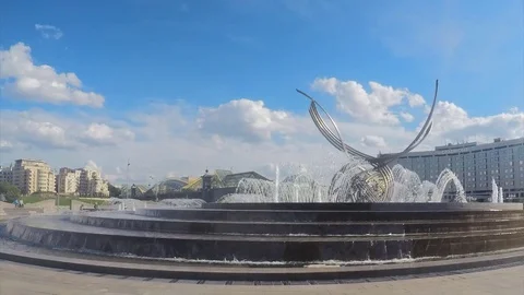 Fountain in the square on summer day timelapse Video stock 79815004