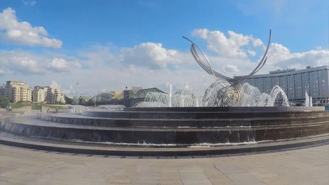 Fountain In The Square On A Summer Day Timelapse Stockbeeldmateriaal 82981718