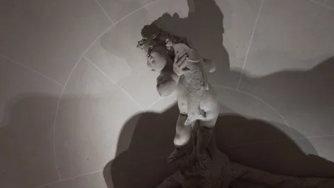 Fountain Statue of Boy Cathching a Fish Vídeos de archivo 128790992