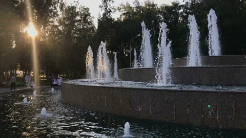A fountain in a sunset 库存影片 93362682