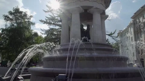 Fountain through the sun and nice Rotunda Stock Footage 157417904
