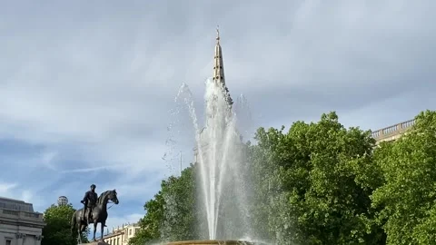 Fountain in Trafalgar Square 스톡 동영상 228740709