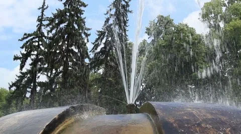 Fountain with trees in the background Video stock 7749130