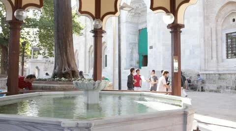 Fountain under Big Mosque in Bursa Video stock 11340525