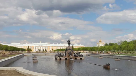 Fountain in the upper park of Peterhof 動画素材 64763265
