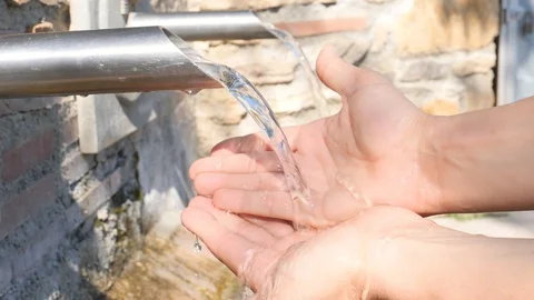 Fountain water on hands Video stock 96613377