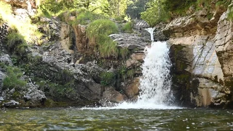 The fountain of a waterfall and its pool (slow motion) 스톡 동영상 219385610