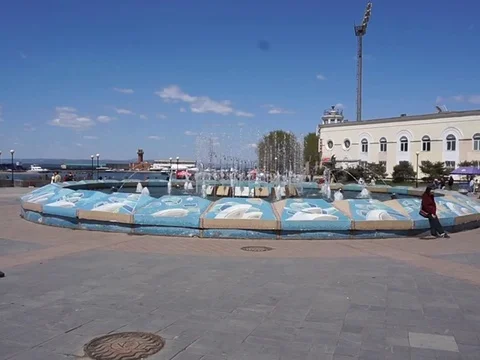 Fountain on the waterfront Vídeo Stock 75796075