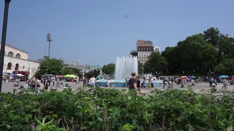 The fountain on the waterfront Vídeo Stock 78090356
