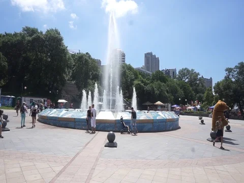 The fountain on the waterfront Vídeo Stock 85600002