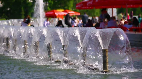 Fountains  in park.  Vidéo 27138434