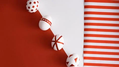 Four abstract white Easter eggs with red geometric pattern on red and white, Foto stock