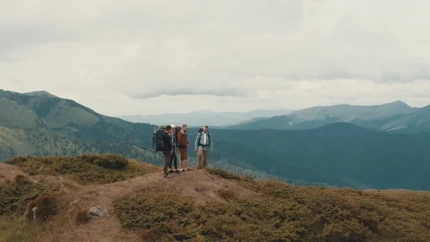 The four active people standing on a mountain Vidéo 116075969