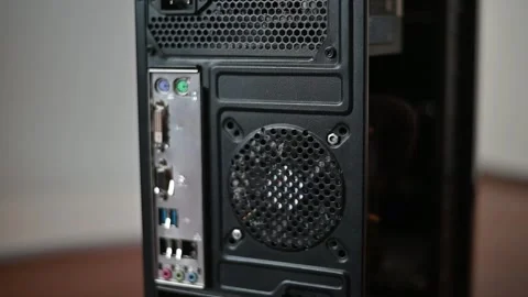 Four angles of a computer tower are shown. Each angle highlights the ports and Vidéo 336778708
