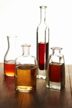 Four Assorted Bottles of Vinegars Foto stock