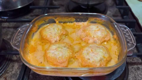 Four baked chicken cutlets with vegetables in creamy sauce Vidéo 344782633
