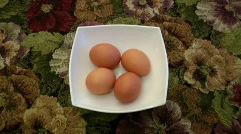 Four boiled eggs by a breakfast. The check, what egg is stronger Видео 11975346