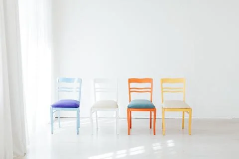 Four chairs in the interior of an empty white room Foto stock