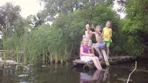 Four children fish. Summer river. 库存影片 64550074
