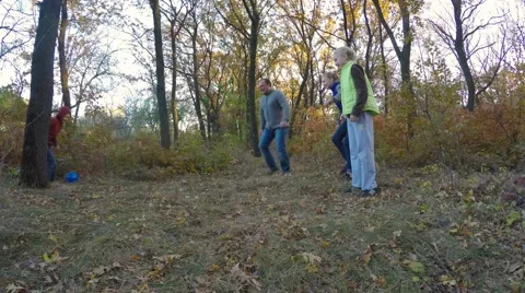 Four children with the teacher in the autumn park playing ball. 库存影片 59143595