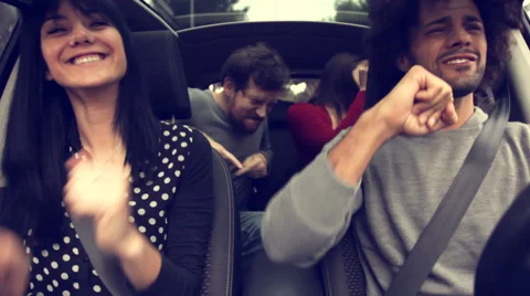 Four cool people dancing and laughing while driving car happy Vidéo 47118082