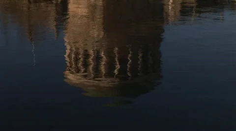 Four Courts, Dublin Reflected in the River Liffey  Видео 396975