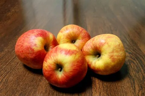 Four fresh apples difference colors on wood table Foto stock