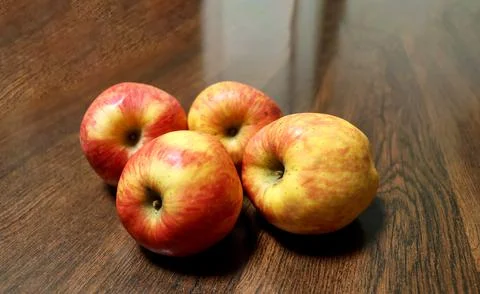 Four fresh apples difference colors on wood table Foto stock