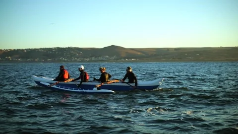 Four friends have fun canoeing on the ocean. 스톡 동영상 88405803